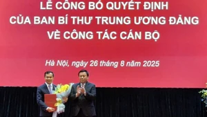 Đồng chí Nguyễn Xuân Thắng trao quyết định của Ban Bí thư, chúc mừng đồng chí Nguyễn Mạnh Hùng.