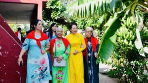 Phu nhân Nguyễn Thị Thanh Nga cùng các đại biểu đến thăm nhà của bà con tại Làng Việt Nam.