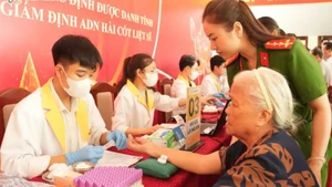 Cục Cảnh sát Quản lý hành chính về trật tự xã hội phối hợp Công an tỉnh Lâm Đồng tổ chức thu nhận mẫu ADN cho thân nhân liệt sĩ chưa xác định được danh tính trên địa bàn. (Ảnh: QUỲNH HƯƠNG)