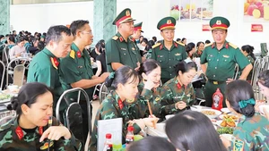 Lãnh đạo Tổng cục Hậu cần-Kỹ thuật, Bộ Quốc phòng kiểm tra bữa ăn của lực lượng diễu binh, diễu hành.