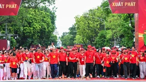 Các đại biểu cùng người dân tham gia đi bộ hưởng ứng chương trình tại khu vực Vườn hoa Lý Thái Tổ-Phố đi bộ Hoàn Kiếm sáng 16/8/2025. (Ảnh: THÀNH ĐẠT)