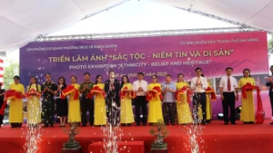 Các đại biểu cắt băng khai mạc triển lãm. (Ảnh: BTC)