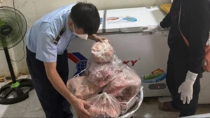  Lực lượng Quản lý thị trường kiểm tra thực phẩm đông lạnh.