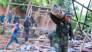 Các lực lượng tham gia giúp người dân di chuyển nhà, tài sản đến nơi an toàn.