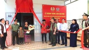 Thứ trưởng Công an Phạm Thế Tùng cùng các đại biểu thực hiện thủ tục trao nhà cho gia đình ông K’Srai, bon Ting Wel Đơm, xã Đắk Nia), là hộ gia đình có hoàn cảnh đặc biệt khó khăn được trao tặng nhà từ nguồn kinh phí hỗ trợ của Bộ Công an.