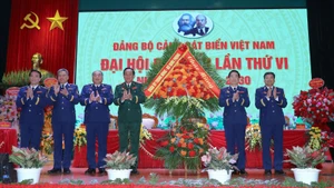Thượng tướng Võ Minh Lương trao lẵng hoa của Thường vụ Quân ủy Trung ương chúc mừng Đại hội đại biểu Đảng bộ Cảnh sát biển Việt Nam lần thứ 6, nhiệm kỳ 2025-2030. 