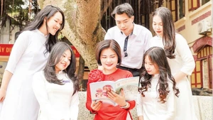 Cô giáo và học sinh Trường trung học phổ thông Trần Phú, phường Cửa Nam, Hà Nội. (Ảnh: THẾ ĐẠI)