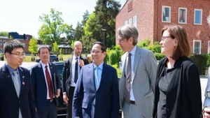 Thủ tướng Phạm Minh Chính tới thăm, làm việc với Viện Y học Karolinska. (Ảnh: TTXVN)