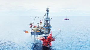 Khai thác dầu khí tại mỏ Đại Hùng pha 3.