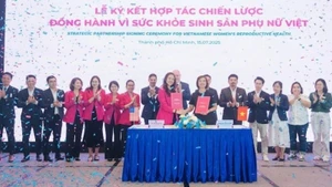Đại diện Long Châu và Organon ký kết hợp tác.