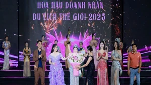 Thí sinh Vũ Thị Hương nhận danh hiệu Hoa hậu doanh nhân du lịch thế giới 2025.