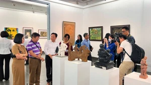 Nghệ sĩ và công chúng tham quan triển lãm "Hồ Chí Minh trong nghệ thuật tạo hình". 