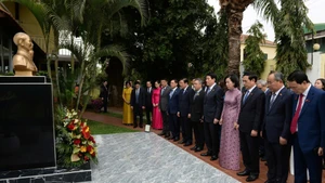 Chủ tịch nước Lương Cường, Phu nhân và Đoàn đại biểu cấp cao Việt Nam dâng hoa tại Tượng đài Bác Hồ.