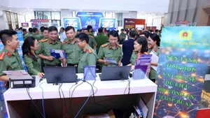 Đại biểu tham quan mô hình chuyển đổi số tại các đơn vị trong lực lượng Công an nhân dân tại Hội nghị trực tuyến toàn quốc Chuyển đổi số lần thứ 3, ngày 10/10/2024. (Ảnh minh họa: Báo Nhân Dân)