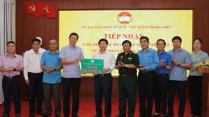 Lãnh đạo Tập đoàn Công nghiệp cao-su Việt Nam trao kinh phí ủng hộ Điện Biên khắc phục hậu quả thiên tai tại vùng lũ quét.