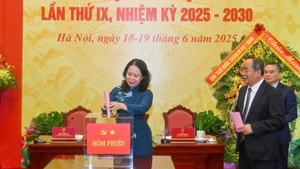 Phó Chủ tịch nước Võ Thị Ánh Xuân cùng các đảng viên Đảng bộ Văn phòng Chủ tịch nước bầu Ban Chấp hành Đảng bộ nhiệm kỳ 2025-2030. (Ảnh: THỦY NGUYÊN)