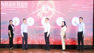 Lãnh đạo tỉnh Đắk Lắk ấn nút khởi động bốn nền tảng số phục vụ chính quyền địa phương 2 cấp.