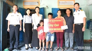 Đoàn công tác Lữ đoàn 680, Vùng 3 Hải quân đến thăm, tặng quà con ngư dân tại Quảng Ngãi.(Ảnh: Vùng 3 Hải quân cung cấp)