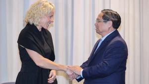 Thủ tướng Chính phủ Phạm Minh Chính và bà Susanna Campbell, Chủ tịch Tập đoàn SYRE tại buổi tiếp. (Ảnh: VGP/Nhật Bắc)