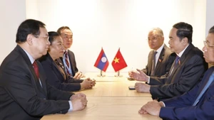 Chủ tịch Quốc hội Trần Thanh Mẫn gặp Phó Chủ tịch Quốc hội Lào Sounthone Xayachak. (Ảnh: Doãn Tấn/TTXVN)