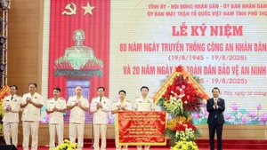 Bí thư Tỉnh ủy Phú Thọ Đặng Xuân Phong tặng hoa chúc mừng Công an tỉnh Phú Thọ nhân Kỷ niệm 80 năm Ngày truyền thống Công an nhân dân.