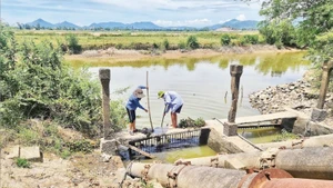 Vớt rác khơi thông dòng chảy bảo đảm nguồn nước cho sản xuất vụ hè thu năm 2025 ở Nghệ An.
