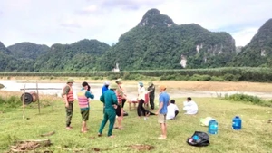 Lực lượng chức năng và gia đình tìm thấy thi thể 1 phụ nữ bị lũ cuốn ở xã Tân Hóa.