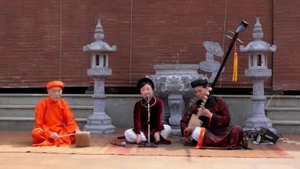 Nghệ nhân Ưu tú Phương Hồng (giữa) biểu diễn ca trù tại đình Đắc Sở, thành phố Hà Nội. (Ảnh nhân vật cung cấp)