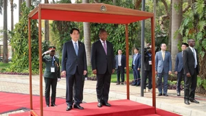 Chủ tịch nước Lương Cường và Tổng thống Angola João Manuel Gonçalves Lourenço nghe quân nhạc cử Quốc thiều hai nước.