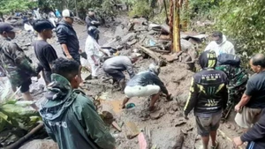 Cảnh sát và người dân địa phương tìm kiếm các nạn nhân sau trận lũ quét ở tỉnh Bắc Sulawesi. (Nguồn: Antara)