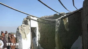 Những ngôi nhà tại tỉnh Nangarhar, Afghanistan bị phá hủy sau cuộc không kích của Pakistan, ngày 22/2. (Ảnh: THX/TTXVN)