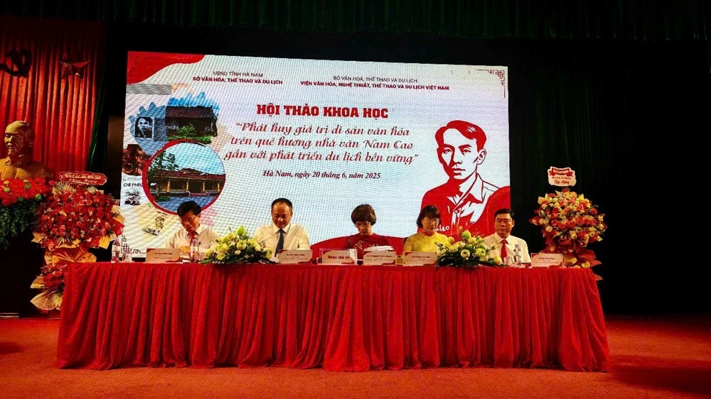 Đoàn chủ trì hội thảo khoa học về phát huy giá trị di sản văn hóa trên quê hương nhà văn Nam Cao.