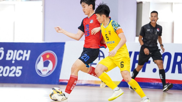 Cả hai đội Thái Sơn Nam (áo đỏ) và Sài Gòn Titans (áo vàng) đều bị phạt vì "có biểu hiện tiêu cực". (Ảnh: TSN) u20-thai-son-nam-ao-do-va-u20-sai-gon-titans-1758042702652958526060-1758070746689-1758070747189198165165-9242.jpg