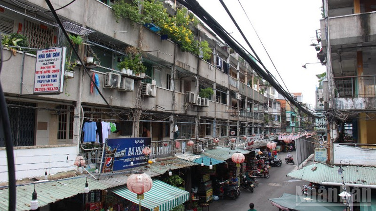 Cơi nới, tận dụng hộ mặt đất làm dịch vụ ăn uống khiến nguy cơ cháy nổ tăng cao. (Ảnh: THẾ ANH) ndo_br_5-3443.jpg