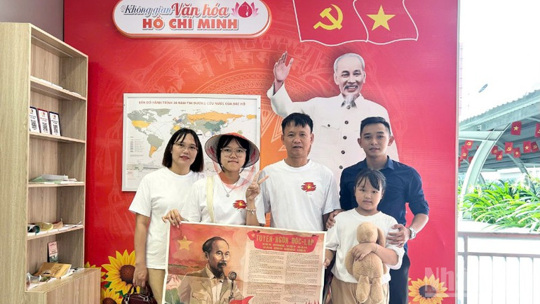 Đi du lịch nghỉ lễ và chụp ảnh kỷ niệm với ấn phẩm Báo Nhân Dân đang là trend của các bạn trẻ. (Ảnh: QUÝ HIỀN) ndo_br_khong-gian-van-hoa-metro-2525.jpg