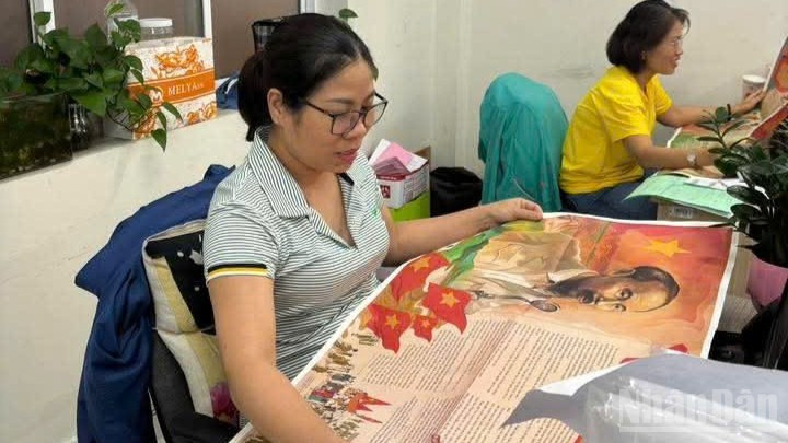 Các nhân viên nữ khối văn phòng sau khi đến siêu thị, đã nhận được ấn phẩm một cách trân trọng. (Ảnh: MINH ANH) ndo_br_nhanvienvanphong-1003.jpg