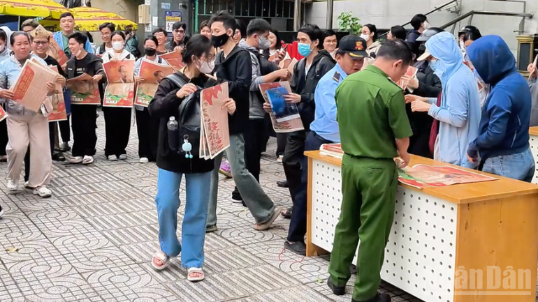 Người dân Thành phố Hồ Chí Minh xếp hàng trật tự để nhận ấn phẩm đặc biệt của Báo Nhân Dân. (Ảnh: TÙNG ANH) ndo_br_screenshot-2025-08-31-at-22740-pm-8086.png