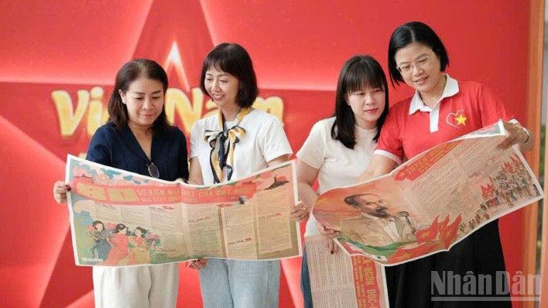 Phụ nữ bận chăm sóc gia đình cũng được đón nhận ấn phẩm đặc biệt của Báo Nhân Dân. (Ảnh: MINH ANH) ndo_br_nguoi-mua-hang-9963.jpg