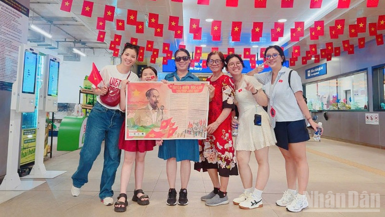 Nhiều đồng bào ở các địa phương lân cận đến ga Metro để đi nghỉ lễ đã nhận được ấn phẩm của Báo Nhân Dân. (Ảnh: QUÝ HIỀN) ndo_br_metro-2-8308-1400.jpg