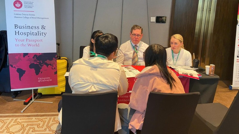 Vietnamese students were directly consulted on issues of concern to them regarding studying in Ireland at the exhibition. tu-van-1-2381.jpg