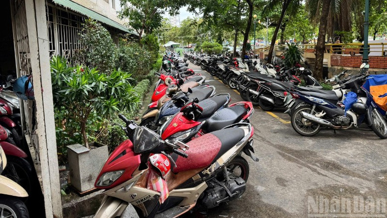 Lối đi chung của cư dân ở chung cư Miếu Nổi 18 tầng đã bị biến thành bãi xe. (Ảnh: TẤT ĐẠT) 6-6135.jpg