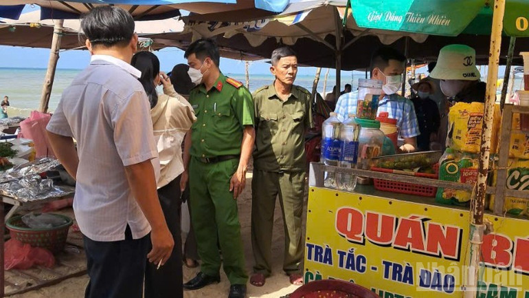 Lực lượng chức năng thực hiện tuyên truyền, đề nghị các hộ kinh doanh trái phép tự giải tỏa. ndo_br_ra-quan-3-159.jpg