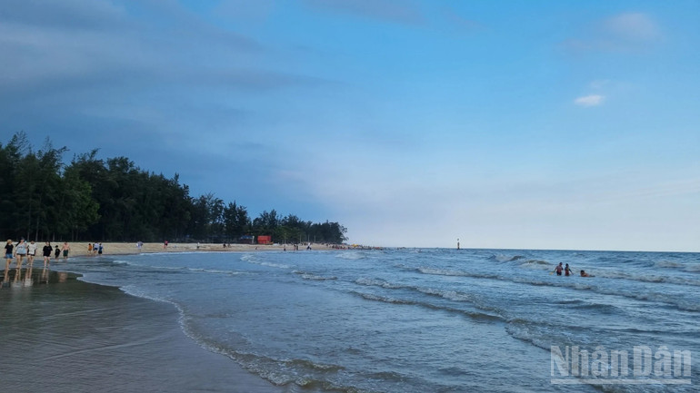 Bãi biển Cam Bình đã được trả lại sự sạch sẽ cho du khách đến tham quan. ndo_br_bien-cam-binh-dep-xong-2.jpg