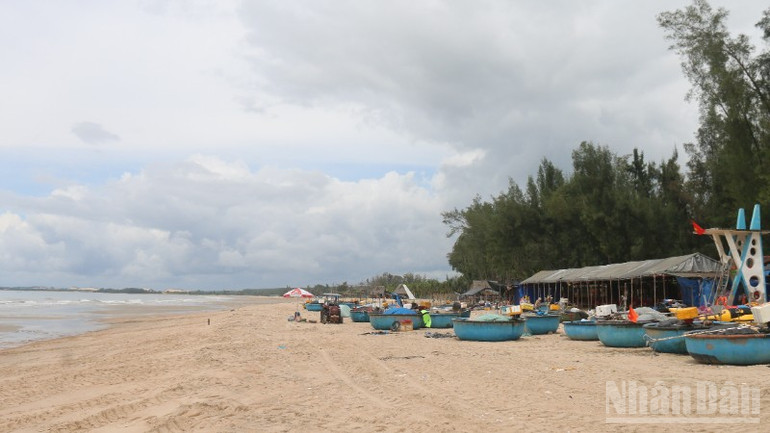 Không còn các hàng quán tự phát lấn chiếm ra tận mép biển bãi biển Cam Bình. ndo_br_bien-cam-binh-dep-xong-1-8363.jpg