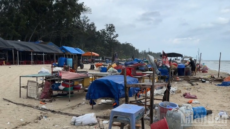 Từ cuối tháng 9/2025, các hàng quán trái phép đã bắt đầu được tháo dỡ. ndo_br_thao-do-hang-quan-4927.jpg