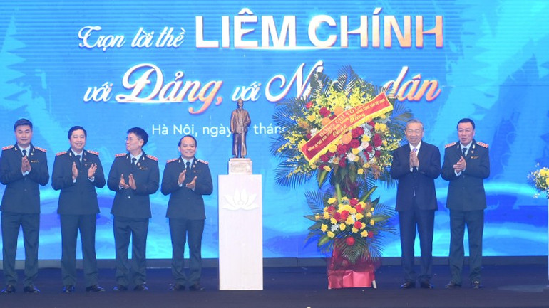 Tổng Bí thư Tô Lâm trao bức tượng Chủ tịch Hồ Chí Minh tặng ngành thanh tra Việt Nam. (Ảnh: ĐĂNG KHOA) trao-tuong-3871.jpg