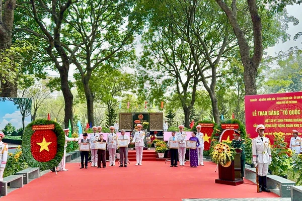 Quang cảnh lễ trao Bằng "Tổ quốc ghi công" cho 49 liệt sĩ Biệt động Sài Gòn-Gia Định. 