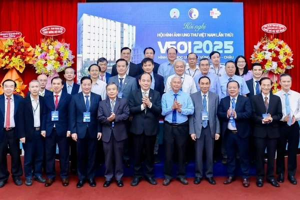 Đại biểu chụp ảnh lưu niệm tại Hội nghị lần thứ nhất Hội Hình ảnh ung thư Việt Nam. (Ảnh: Bệnh viện cung cấp).