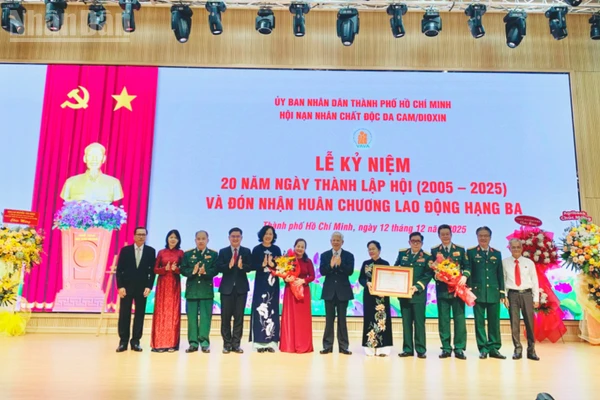 Nguyên Chủ tịch nước Nguyễn Minh Triết trao Huân chương Lao động hạng Ba cho Hội nạn nhân chất độc da cam/dioxin Thành phố Hồ Chí Minh.