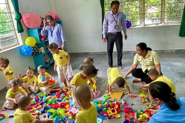 Kiểm tra hoạt động tại Trung tâm bảo trợ trẻ tàn tật mồ côi Thị Nghè, Thành phố Hồ Chí Minh.